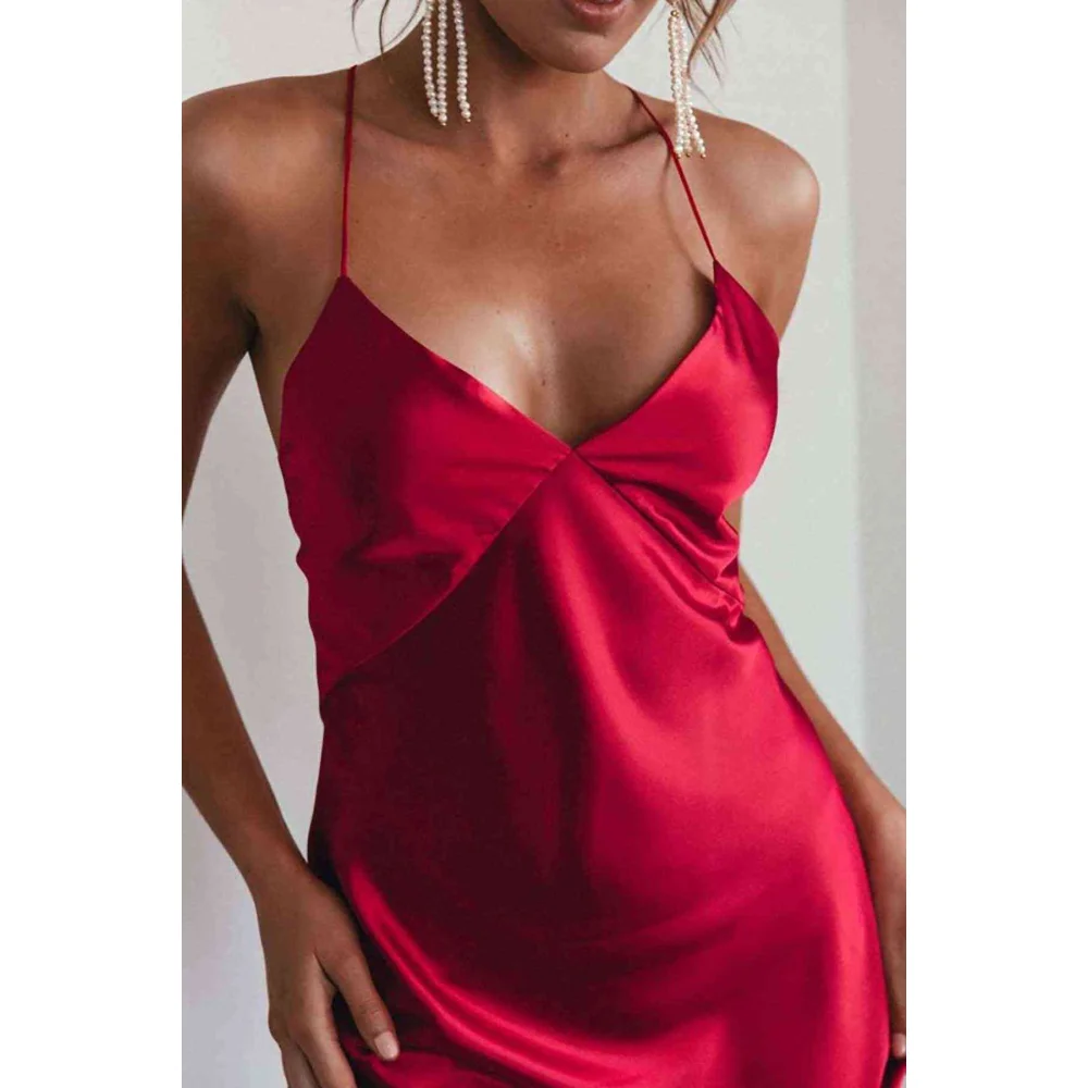 Merry See Sexy σατέν φόρεμα με χιαστί τιράντες και ντεκολτέ στην πλάτη κόκκινο Merry See Sexy σατέν φόρεμα με χιαστί τιράντες και ντεκολτέ στην πλάτη κόκκινο