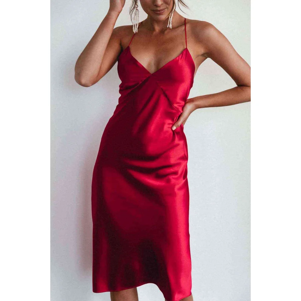Merry See Sexy σατέν φόρεμα με χιαστί τιράντες και ντεκολτέ στην πλάτη κόκκινο Merry See Sexy σατέν φόρεμα με χιαστί τιράντες και ντεκολτέ στην πλάτη κόκκινο