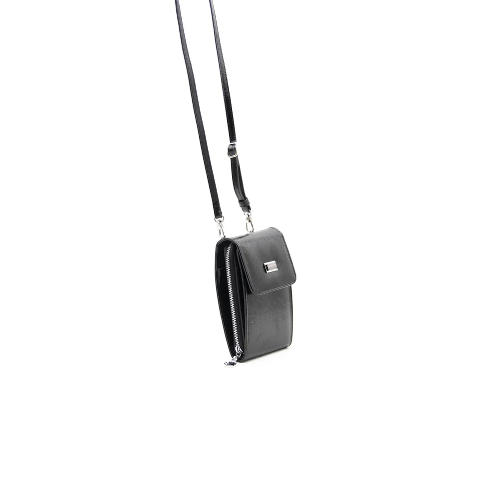 Silver Polo Μαύρο Γυναικείο Πορτοφόλι χιαστί τηλεφώνου με τρεις θήκες SP889-1 Silver Polo Μαύρο Γυναικείο Πορτοφόλι χιαστί τηλεφώνου με τρεις θήκες SP889-1